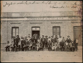 Fotografía grupo de votantes pertenecientes al Comité de Huinca Renancó, noviembre de 1909.